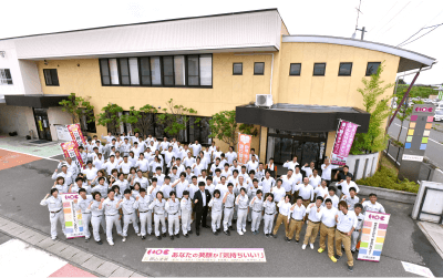 郡山塗装の社員一同を写した写真