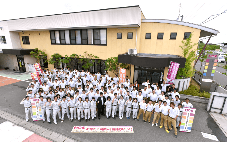 郡山塗装の社員一同を写した写真